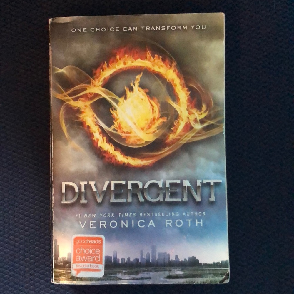 Divergent book by Veronica Roth